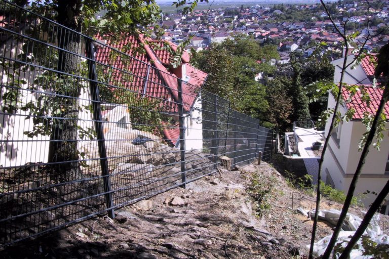 Zaun am Hang DrahtHemmer
