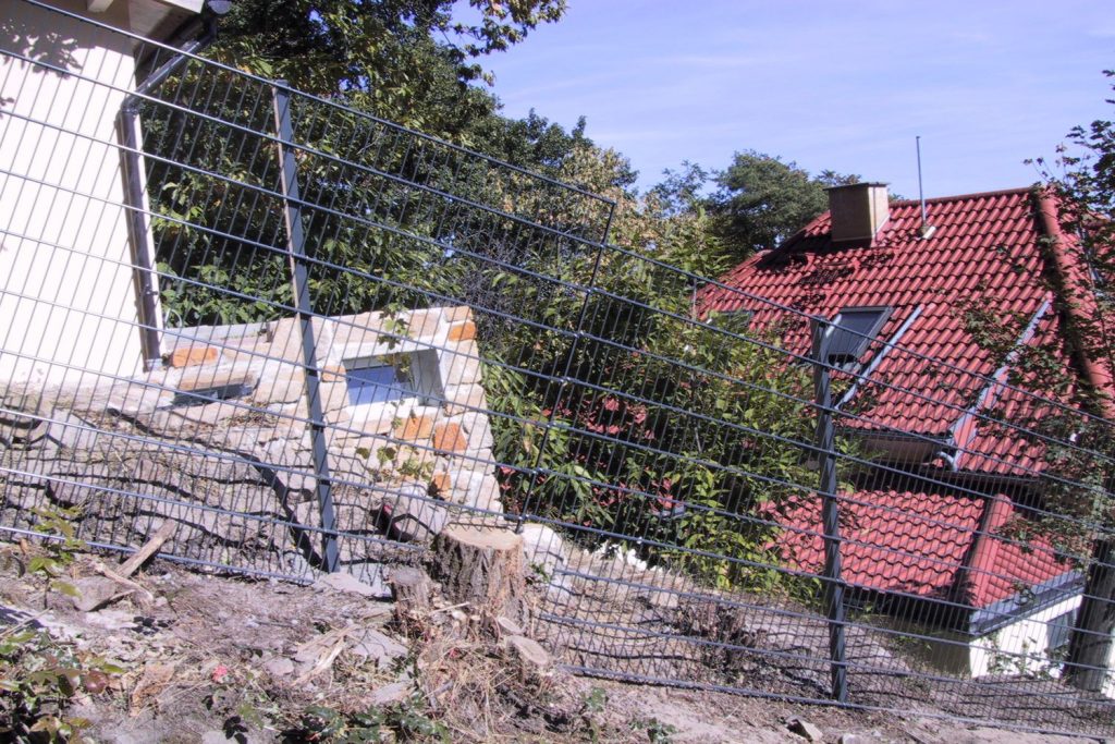 Zaun am Hang DrahtHemmer
